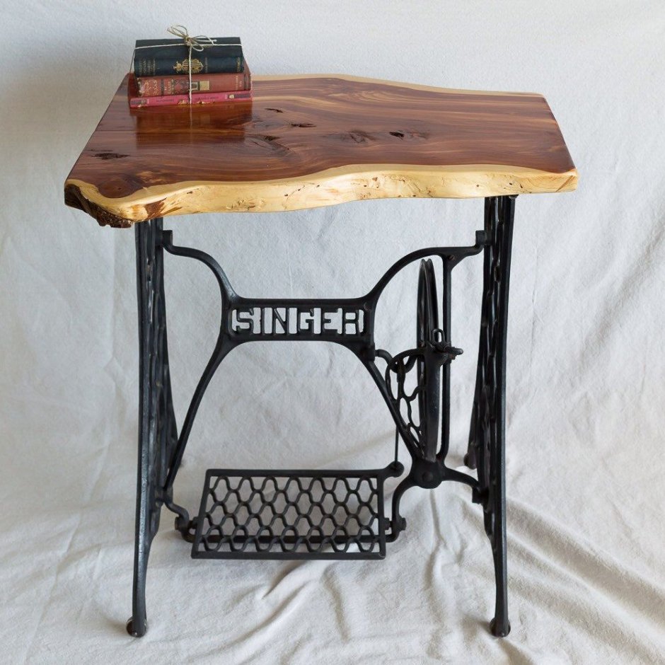 Винный столик из старой швейной машинки