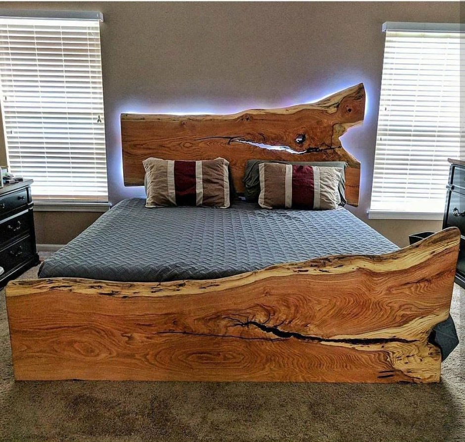 Кровать из необработанного дерева
