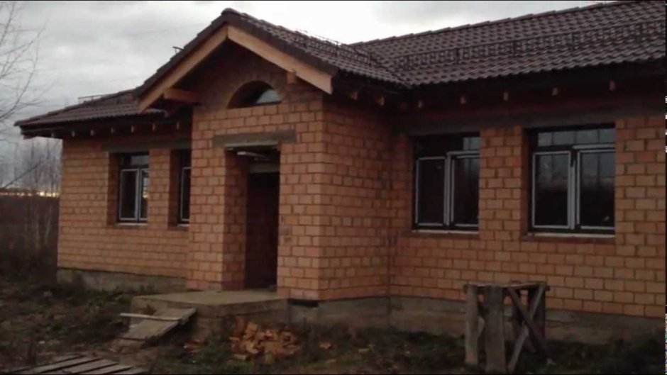 Одноэтажный кирпичный дом