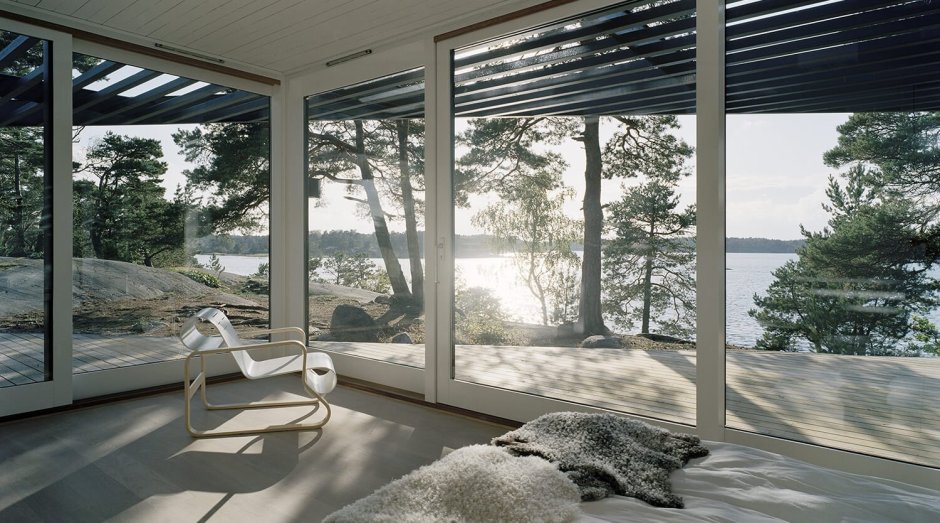 Дом у озера с панорамными окнами