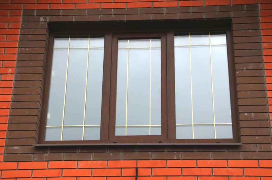 Коричневые пластиковые окна со шпросами