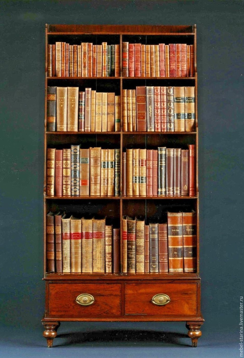 Старый книжный шкаф