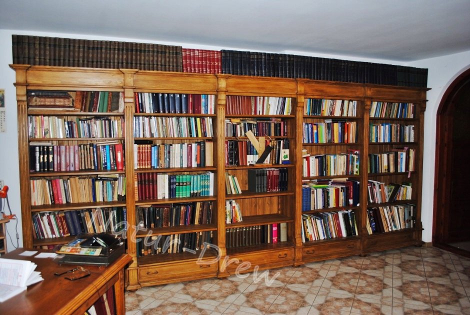 Книжный шкаф в винтажном стиле