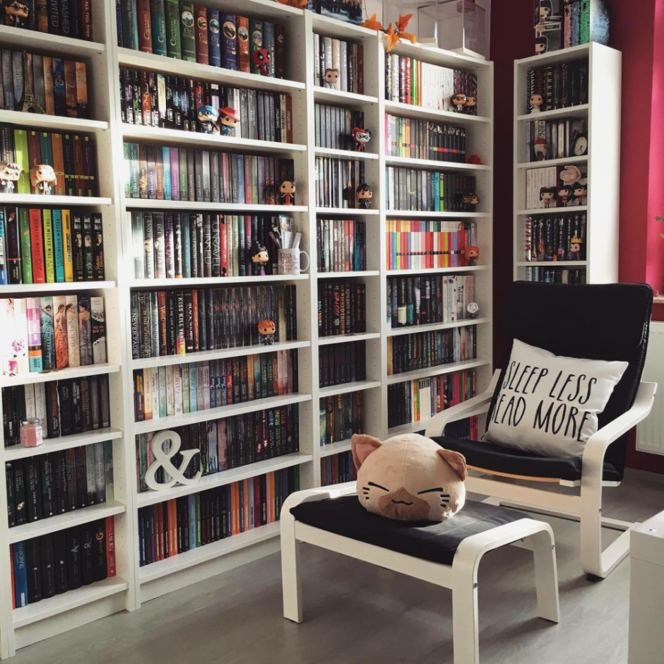 Книжные полки в кабинете