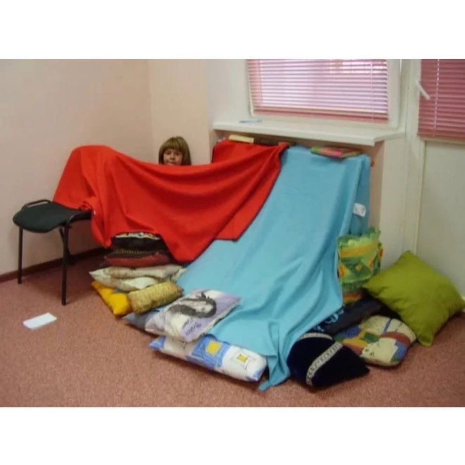 Детский домик из подушек и одеял