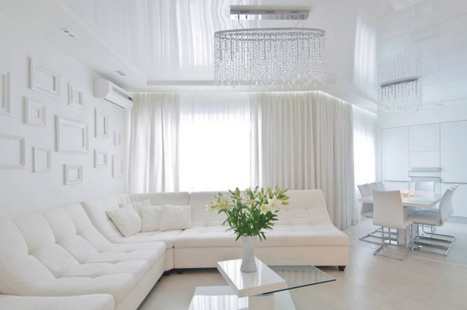 Белый глянцевый натяжной потолок