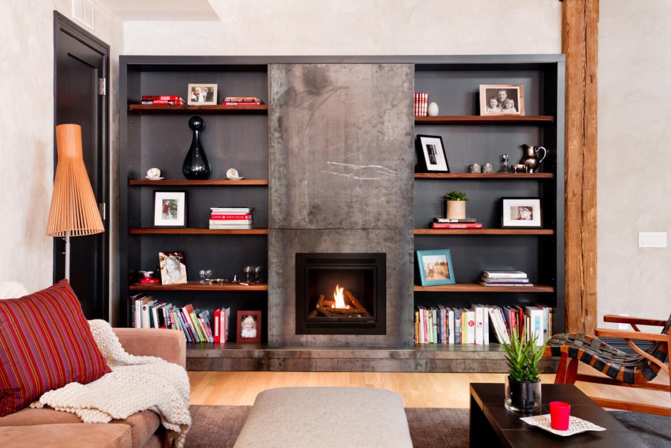 Камин с книжной полкой