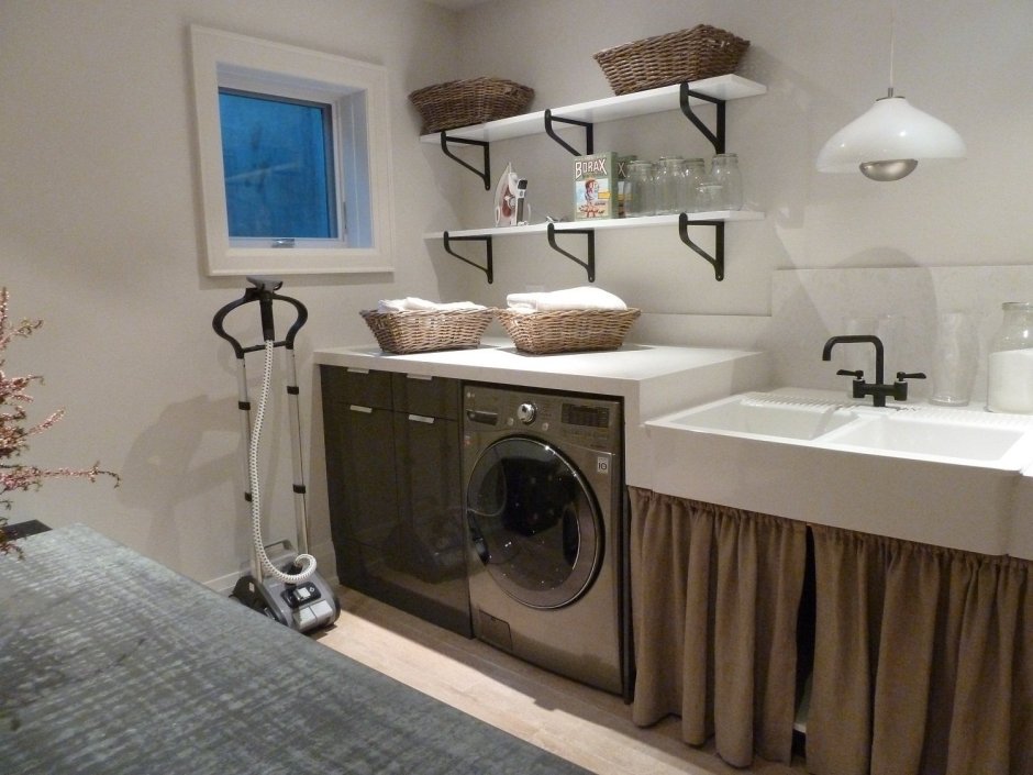 Ванная комната со столешницей и стиральной