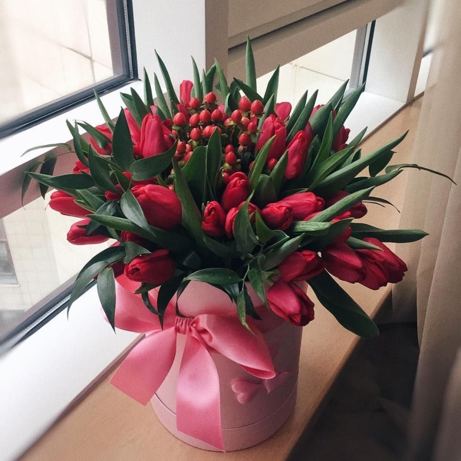 Букет красных тюльпанов на столе
