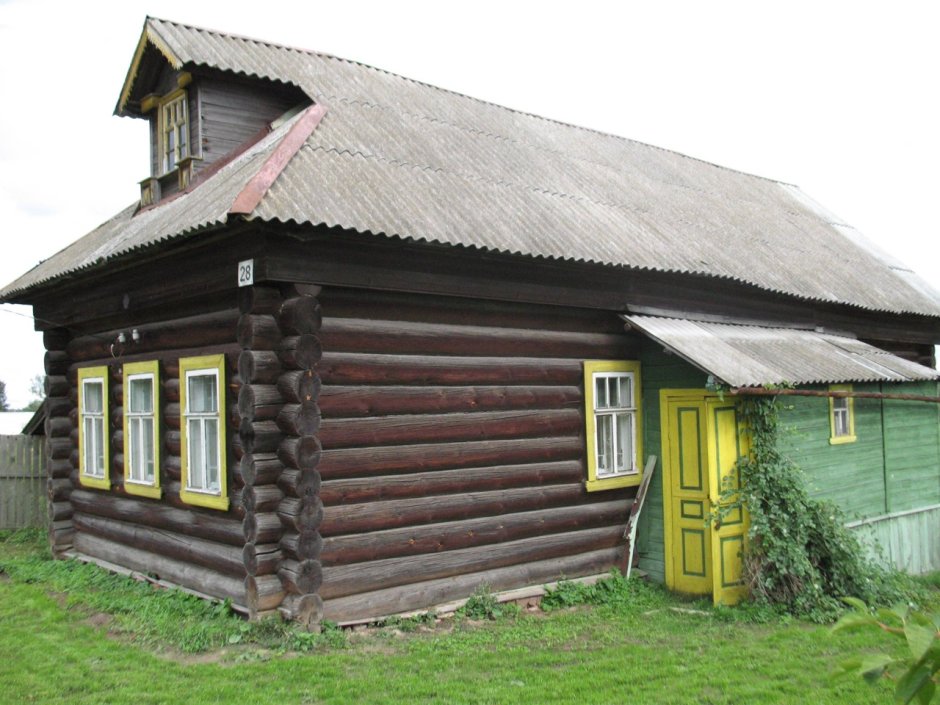 Старый бревенчатый дом в деревне