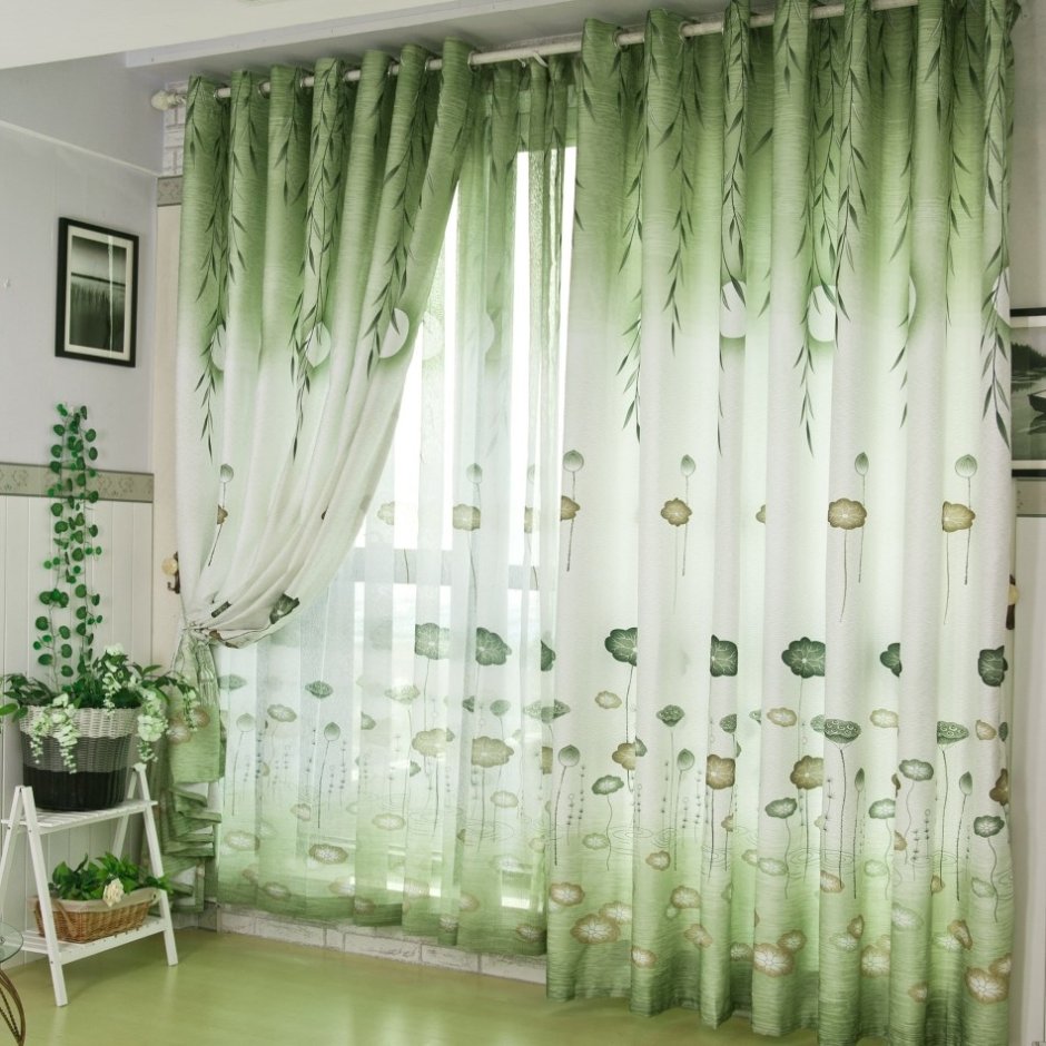 Фисташковые шторы в интерьере гостиной