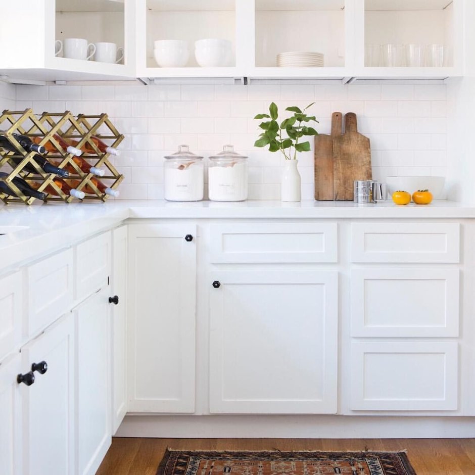 Открытые шкафы на кухне