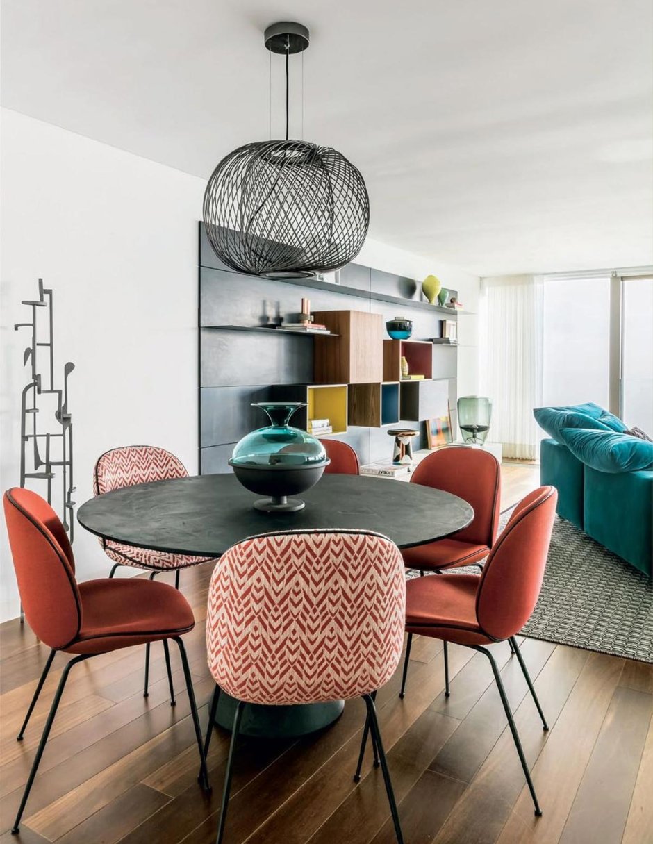 Стол и стулья Eames в кухне Прованс