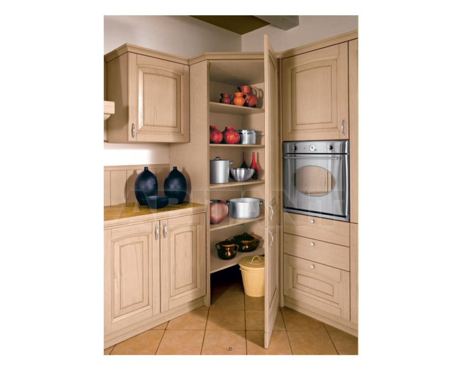 Кухня с большим угловым шкафом