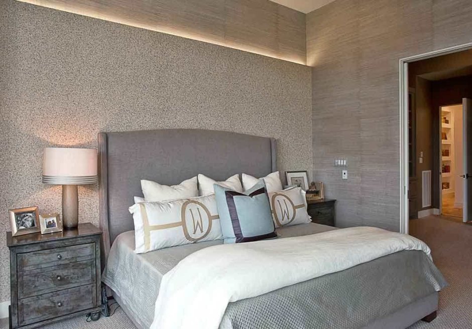 Декоративная штукатурка в спальне серая