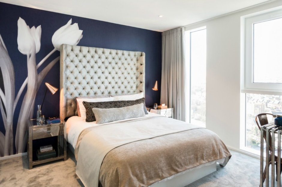 Выделить стену в спальне