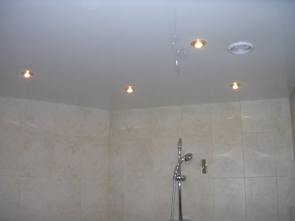 Вытяжка на навесной потолок в ванной