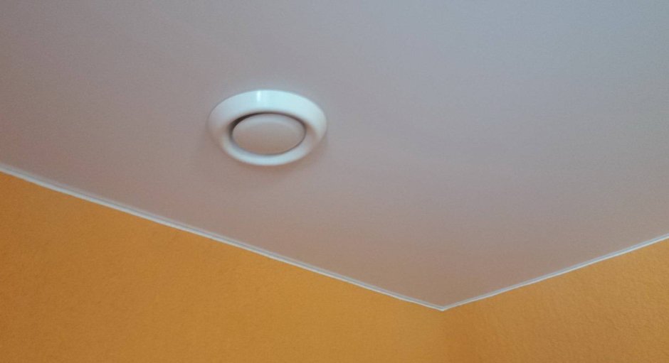 Черный вентилятор в ванной на потолке в интерее