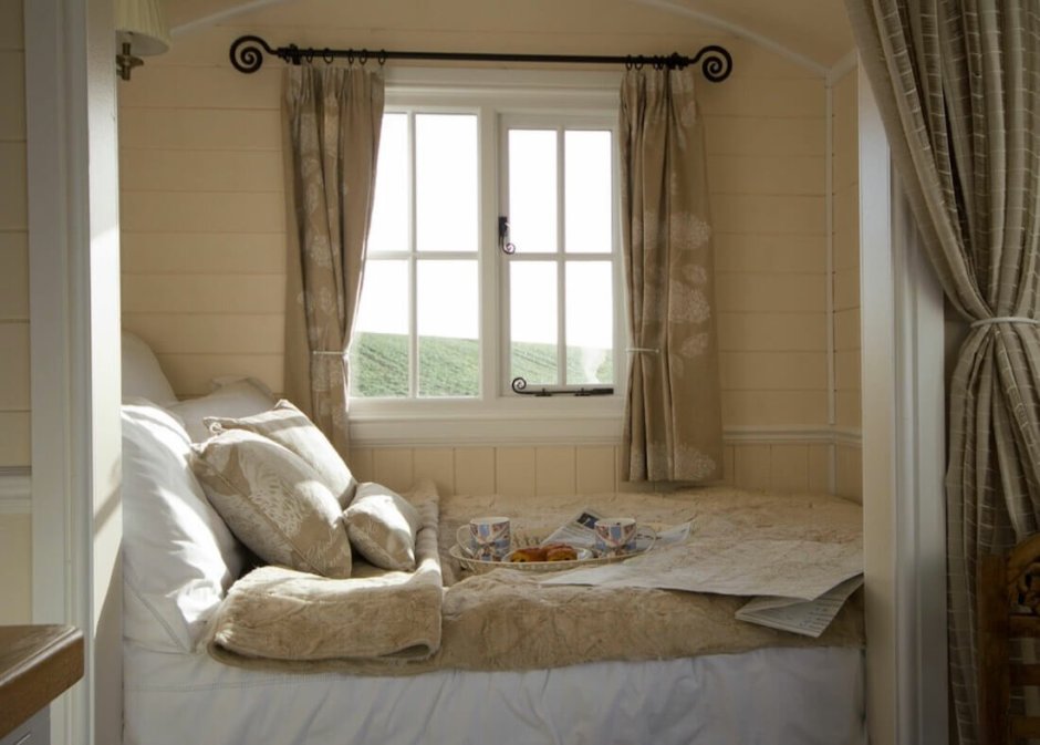 Интерьер кровать у окна