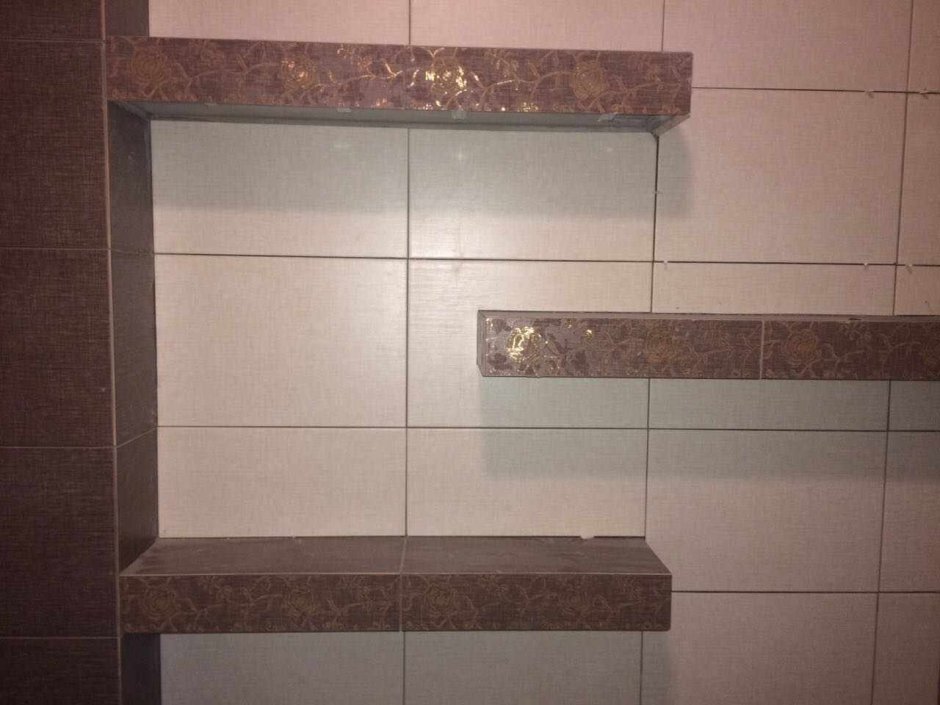 Полка в ванной из плитки