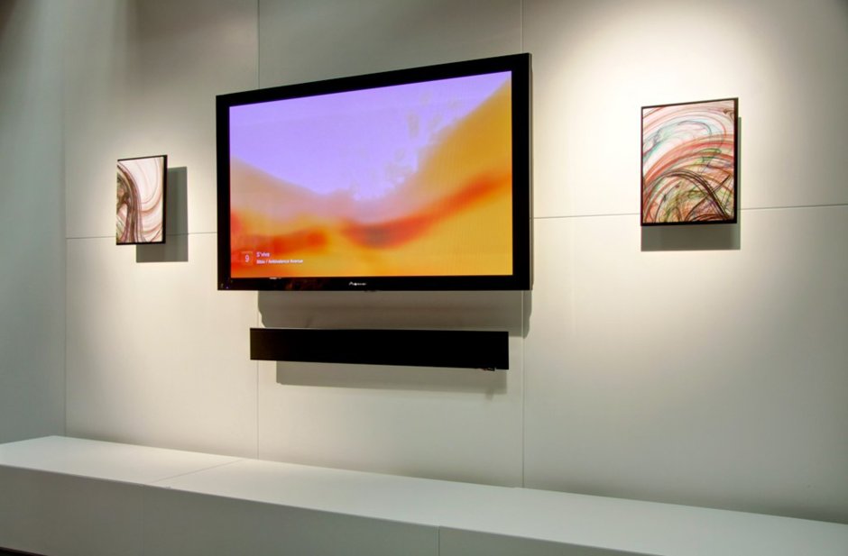 Телевизор на стене в галерее