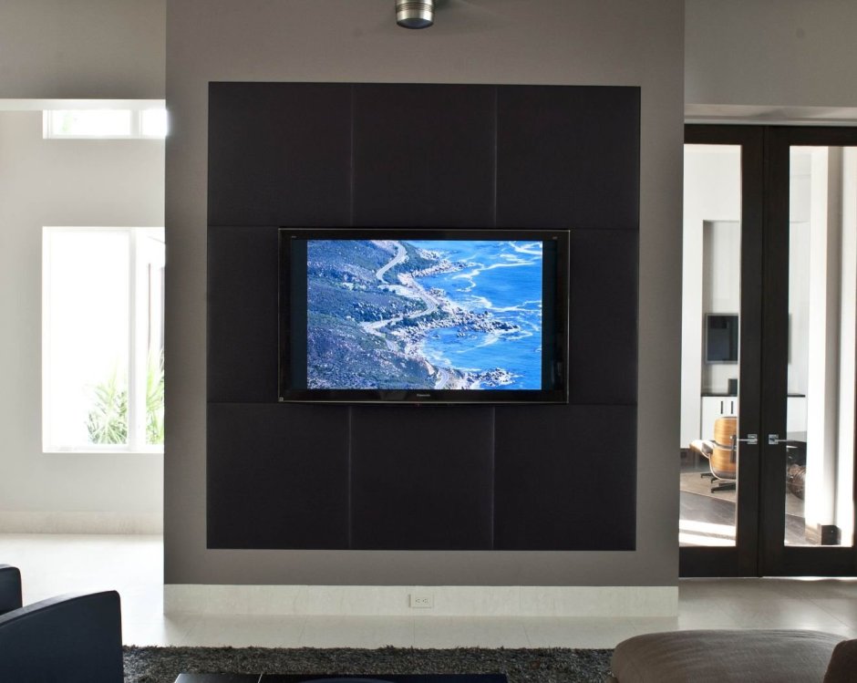Телевизор встроенный в стеклянную стену