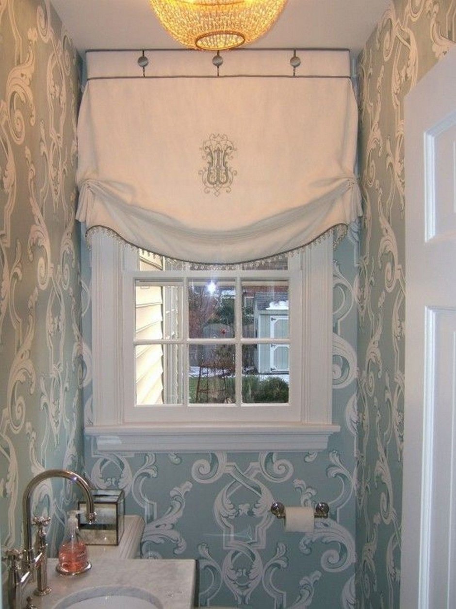 Декор окна в ванной комнате