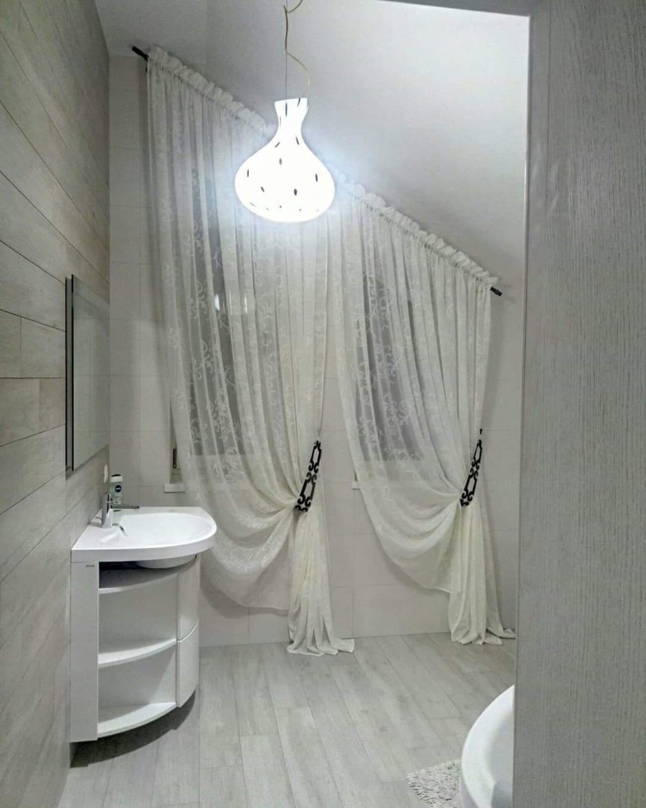 Короткие шторы для ванной комнаты