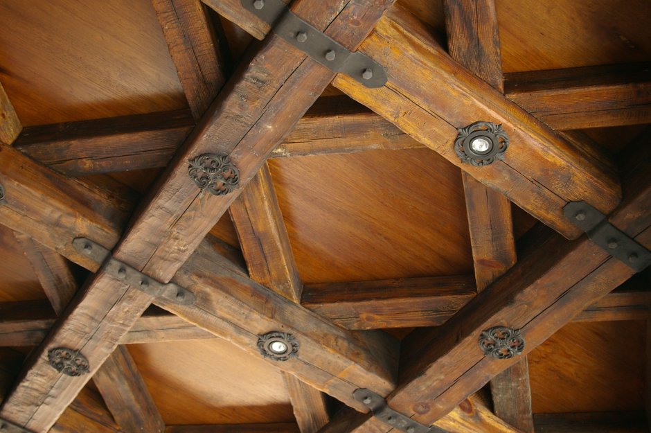 Старинный потолок из дерева