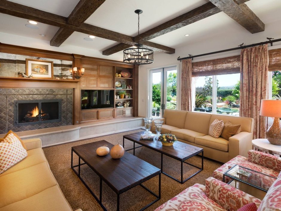 Гостиная с балками на потолке