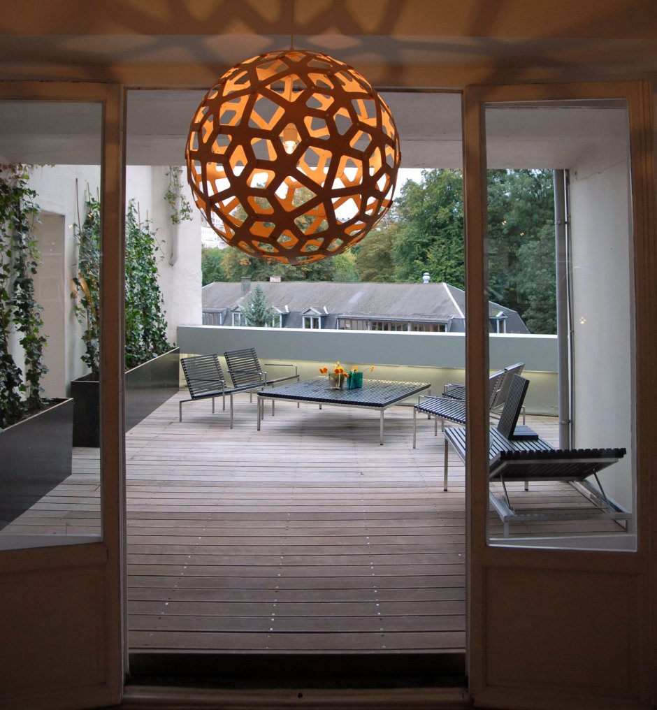 Современные люстры на веранде