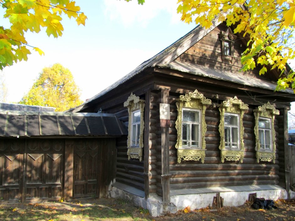 Деревянный дом в деревне