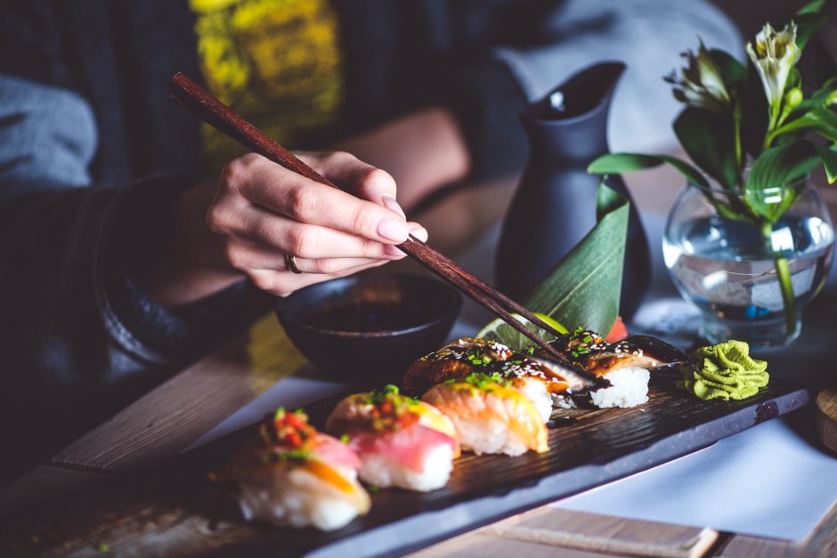 Люди едят суши