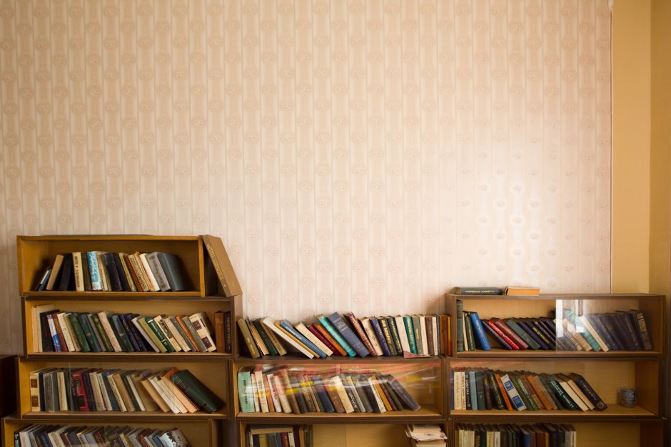 Стена с книгами фон