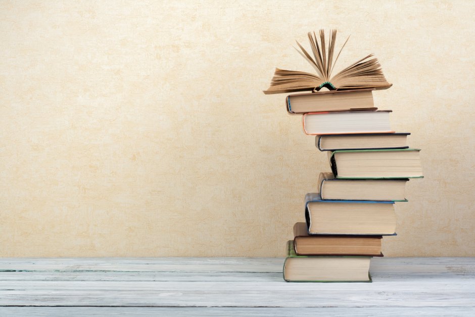 Книжные полки фэнтези