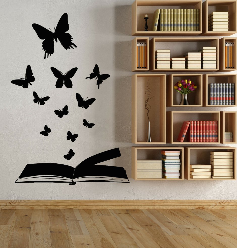 Темная комната с книжными полками