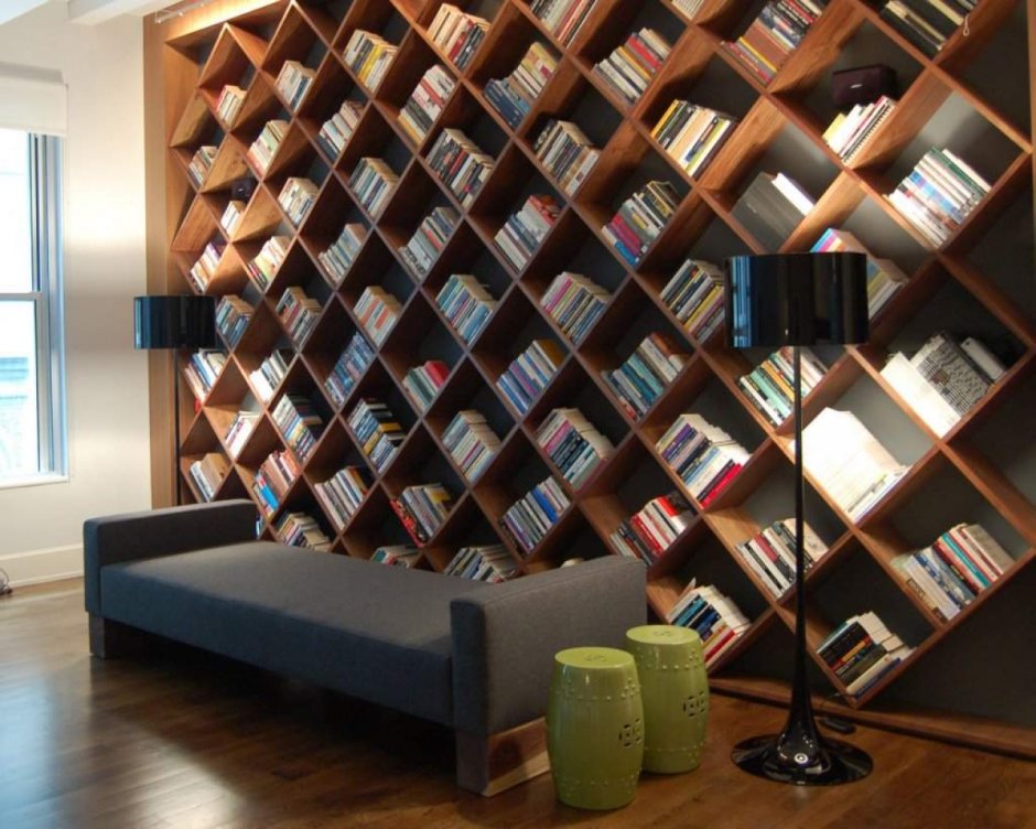 Книжные полки с книгами