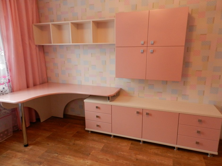 Детская комната с угловым столом