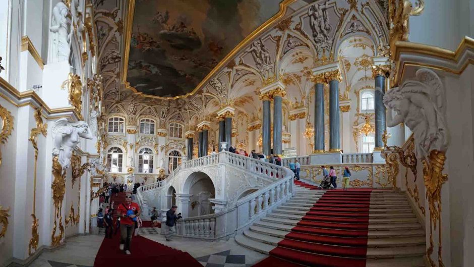 Парадная лестница Эрмитажа в Санкт-Петербурге