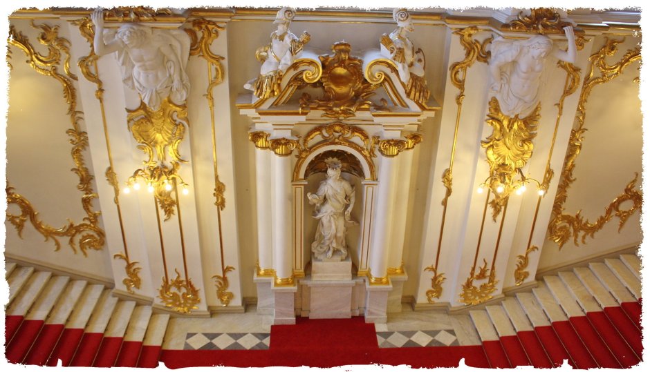 Парадная лестница Эрмитажа в Санкт-Петербурге