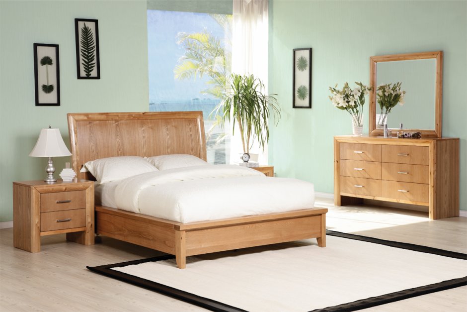 Светлая спальня с деревянной мебелью