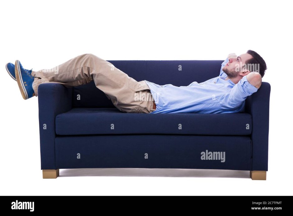 Человек лежит на диване на белом фоне