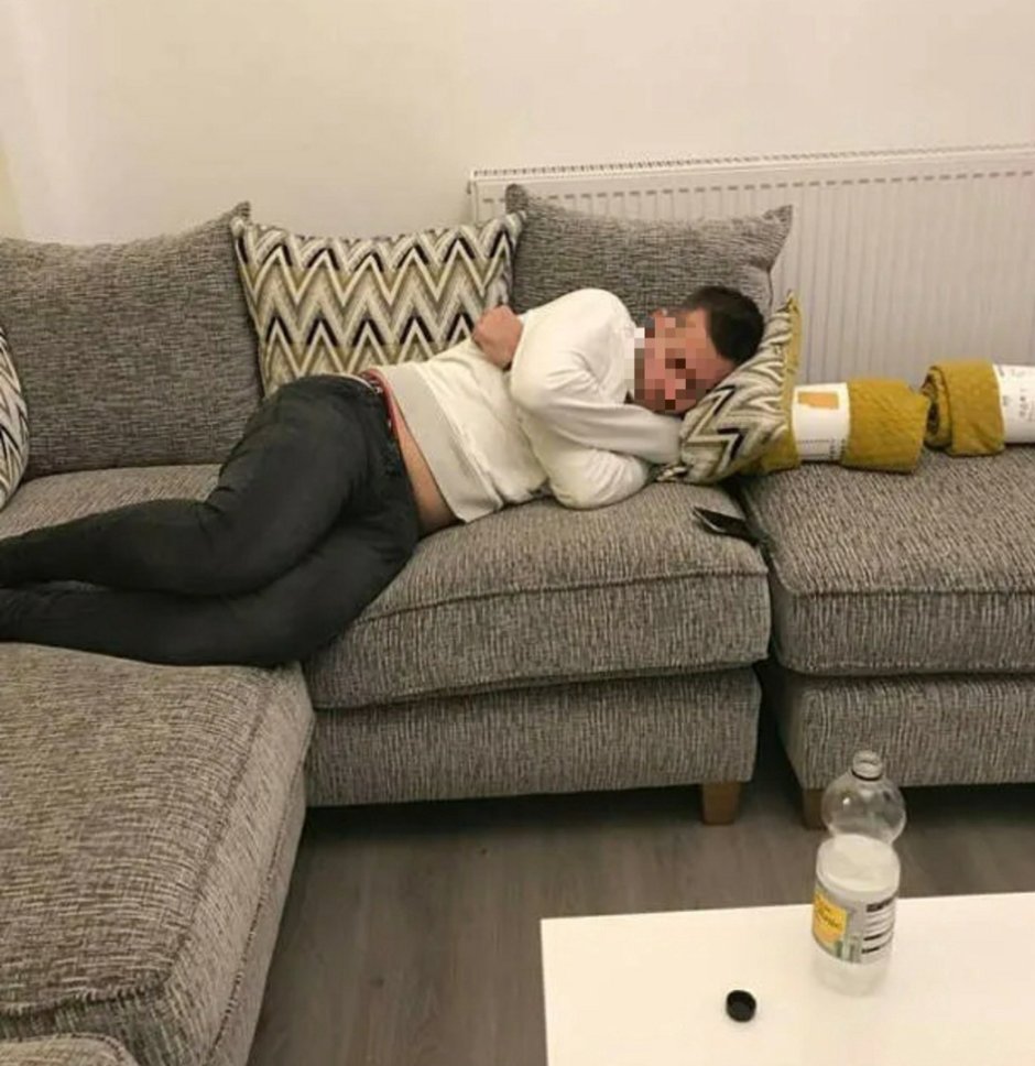 Пьяный мужик спит на диване