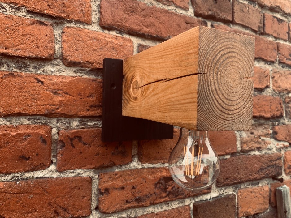 Светильник из дерева на стену