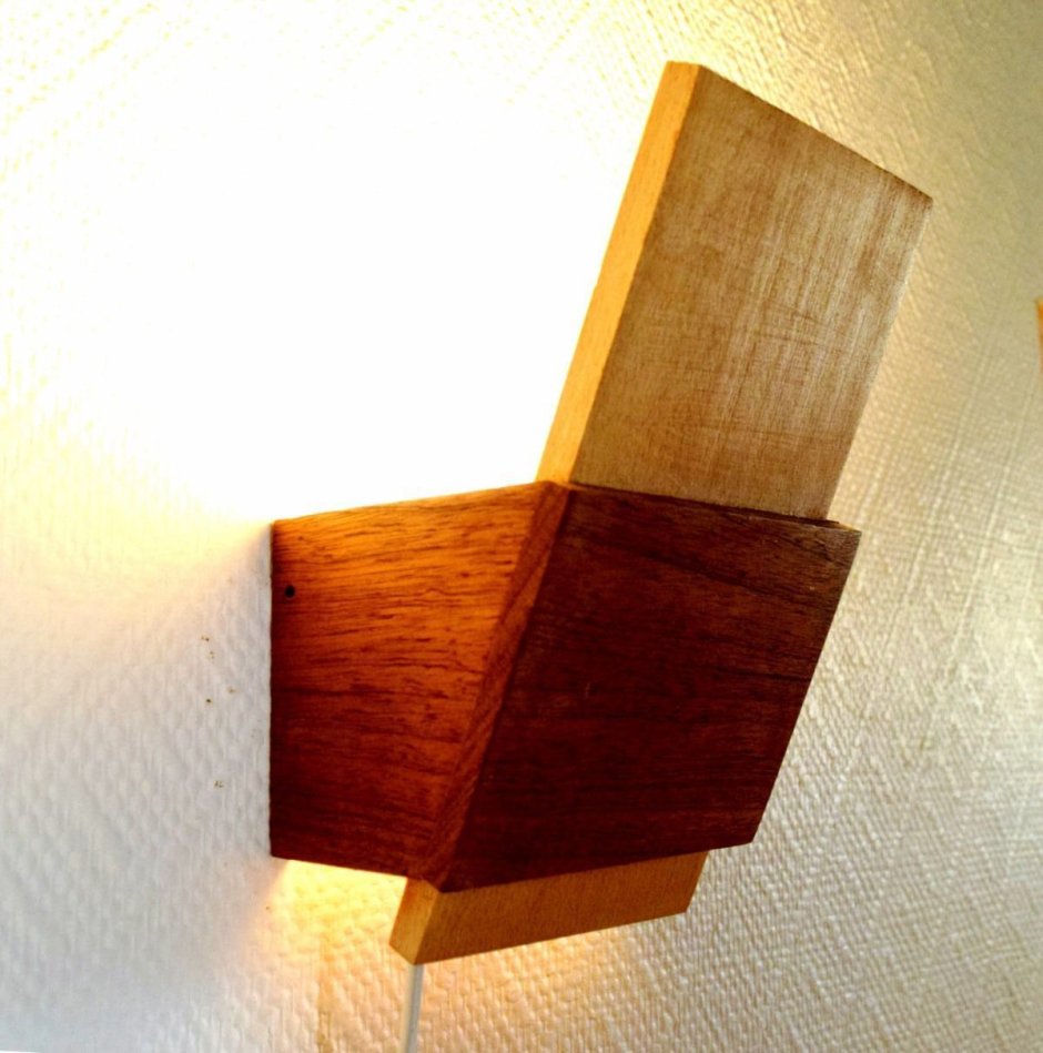 Светильник настенный деревянный