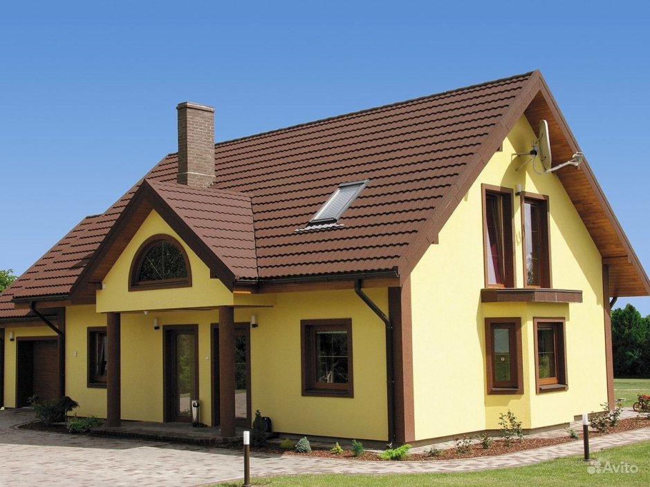 Оранжевый дом с коричневой крышей