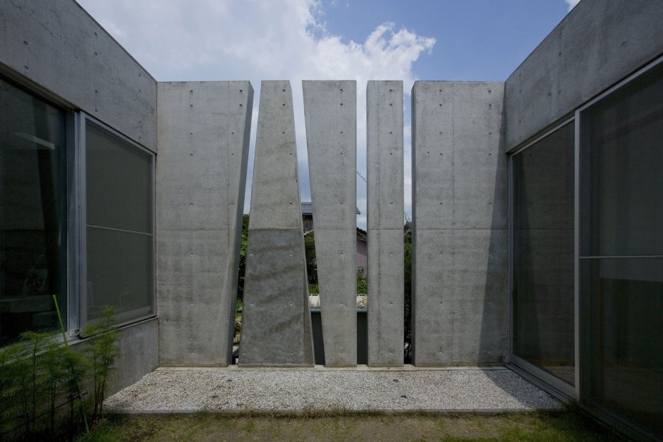 Монолитный забор из бетона