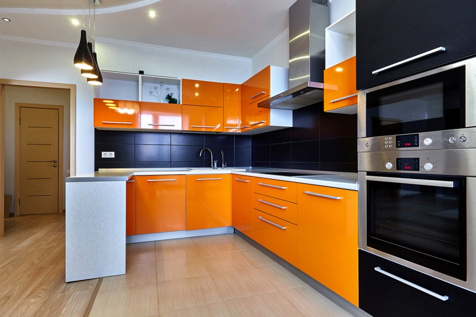 Оранжево черная кухня