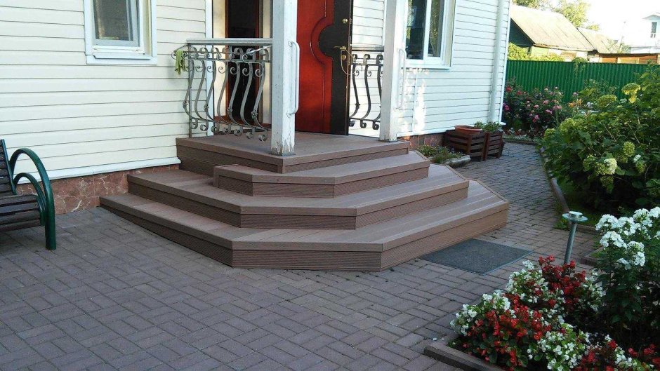 Красивое крыльцо из дерева