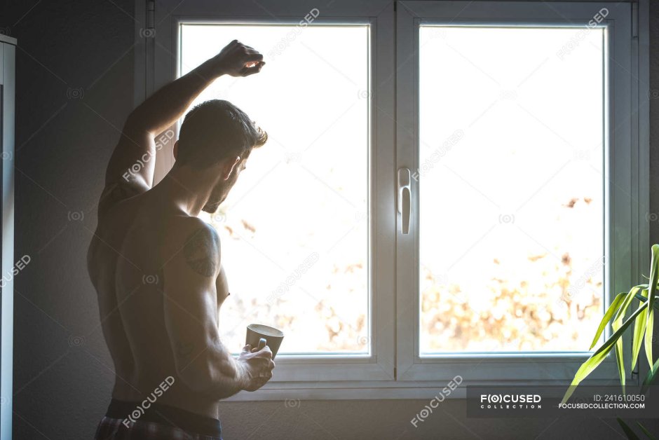 Люди у окна наслаждаются
